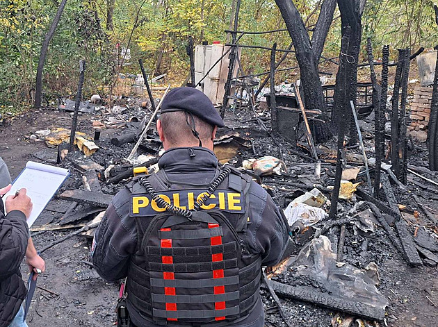 Bezdomovec se do hořící chatky vrátil pro doklady, z plamenů se už nedostal