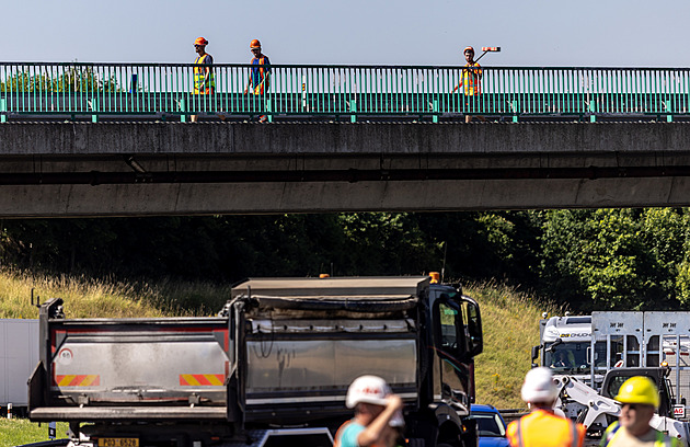 Osm kilometrů za devět dní. Silničáři zkouší zkrátit uzavírky