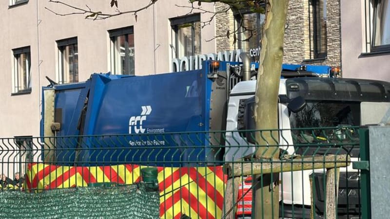 Popelářské auto srazilo na Kolínsku ženu. Nebylo jí pomoci, na místě zemřela