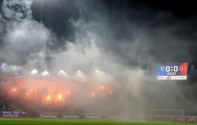 Policie vyšetřuje řádění fanoušků Slavie v Plzni jako výtržnictví, hledá dva zraněné