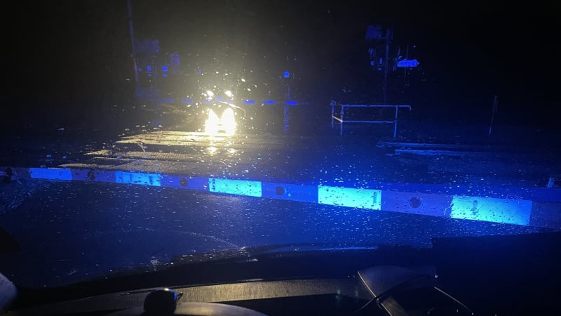 Řidiči se na železničním přejezdu navzájem oslňují, hrozí jim pokuta. Jak se správně chovat?