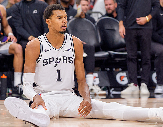 Hvězdný dlouhán se zranil. San Antonio si bude muset poradit bez Wembanyamy