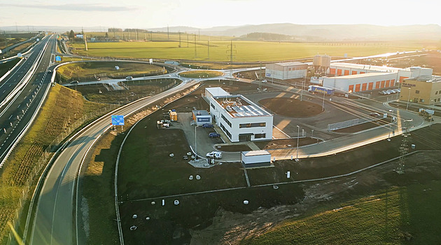 Mikrovlnný cestář opraví silnici i v mrazu a za tmy, novinku použijí na D4