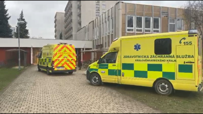 Požár ve škole v Hradci Králové: Popálené jsou dvě děti, pro jedno letěl vrtulník