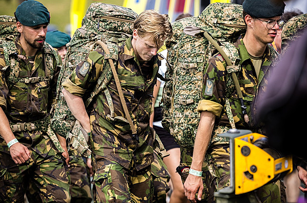 V maskáčích na ryby? Můžete. Jen pozor, ať to nevypadá jako uniforma
