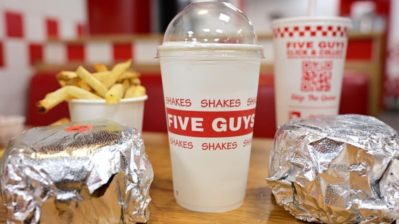 Five Guys oznámil datum svého otevření v Praze. Na fast food se Češi mohou těšit už brzy