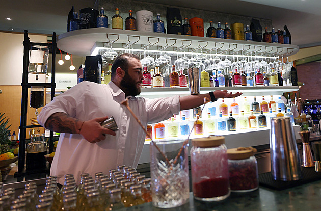 Saúdové rozvolnili prodej alkoholu, stačí zlatá víza. Lidé si brali desítky lahví