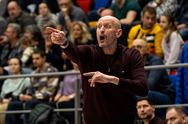 Velká věc, říkal Bartoň o vítězném debutu. Basketbalisté ho v kabině zkropili vodou