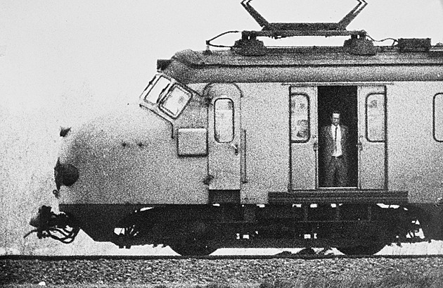 Ve dveřích vlaku zavraždil rukojmí. Zrnitá fotka vystavila Nizozemsku účet za kolonie