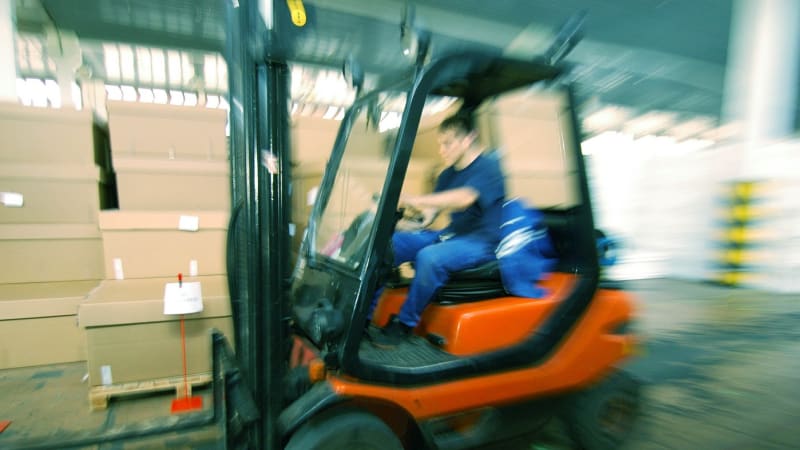 Neštěstí v továrně Tatry: Ženu srazil vysokozdvižný vozík, těžce zraněná musela na operaci