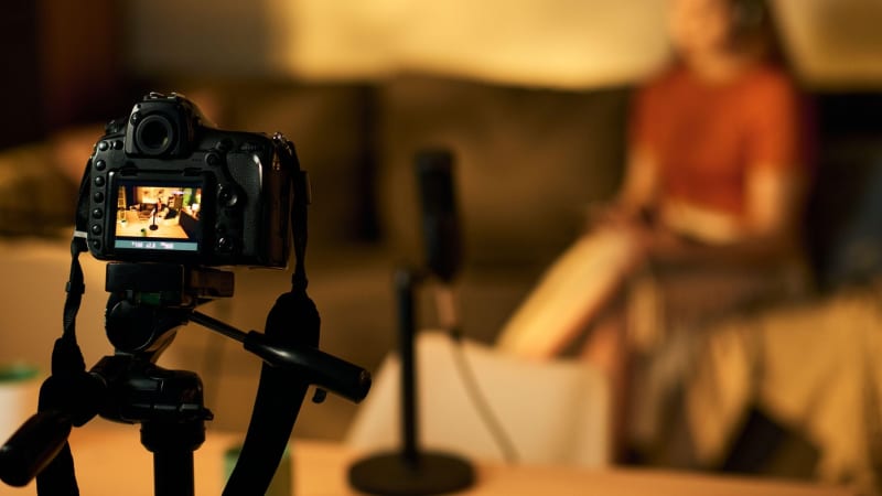 Ruská blogerka šokovala sledující videem: Zavřela syna do plastového pytle a vysála vzduch