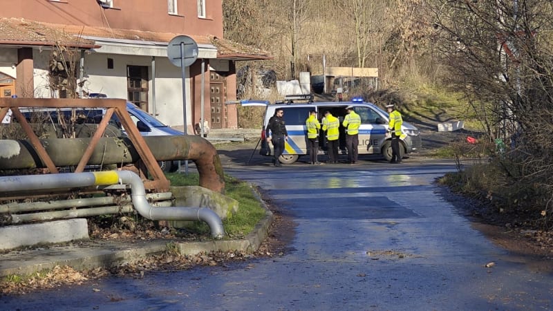 Automobil srazil v Teplicích 11letou holčičku. Na místě zasahoval vrtulník