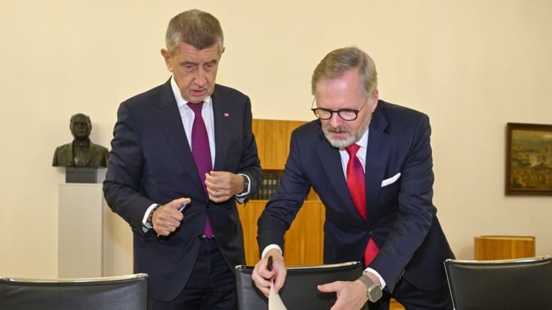 ON-LINE: Symbolické předání moci. Babiš a Fiala si spolu vyměnili smířlivá gesta