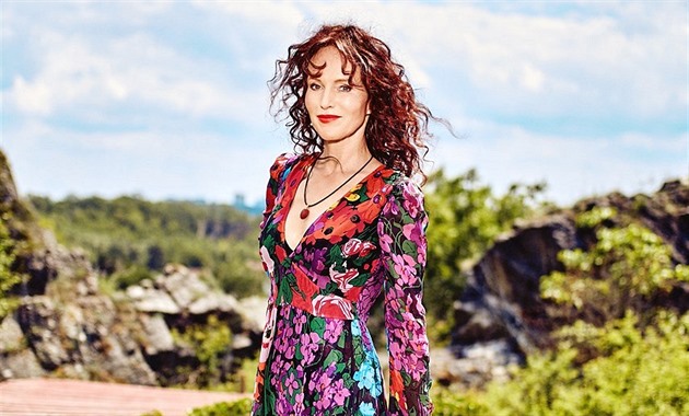 Škrábance a zlomený nos. Sára Saudková odmítá, že před domem napadla rivalku