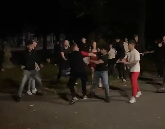 Policie hledá účastníky diskotéky, kteří se rvali před kulturním domem. Znáte je?