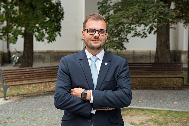 Svéráz v Chrasti. Starosta navrhl své odvolání, pak žádal zastupitele, aby odmítli