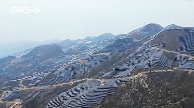 Neuvěřitelné záběry čínského pohoří. Zcela jej pokryly solární panely