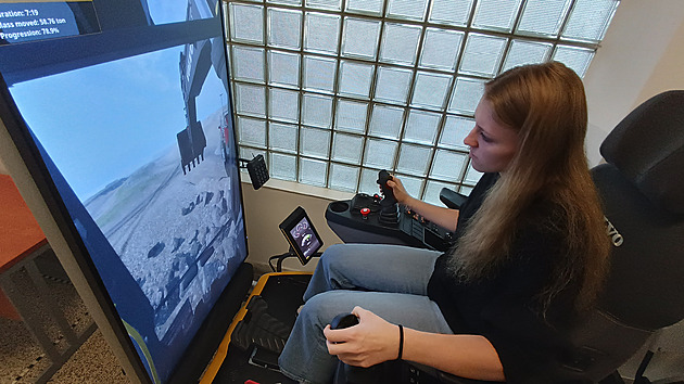 Škola hrou. Mladí stavaři v Brodě se připravují i s pomocí simulátoru rypadla