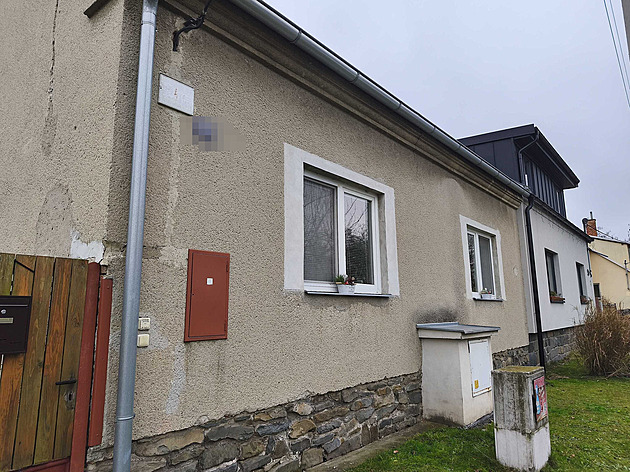 V okně zůstala jen díra po kulce. Obyvatele Bohuňovic šokovala vražda ženy