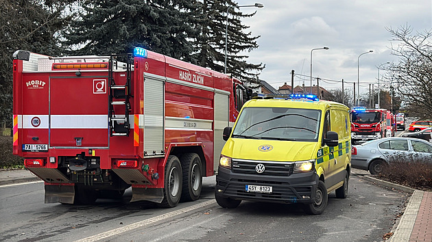V Hostivici u Prahy hoří bungalov, jeden člověk skončil v péči záchranářů