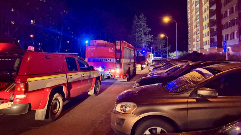 Drama v Praze: V paneláku hořel horní byt. Záběry zachytily evakuaci desítek lidí po schodišti