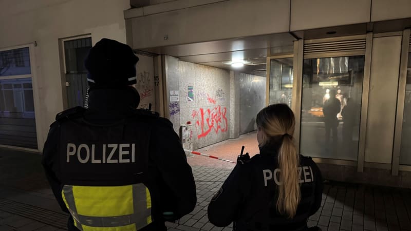 Pacient ohrožoval nůžkami personál německé nemocnice, napadl i policisty. Ti ho zastřelili