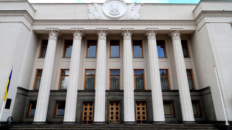 Korupční skandál na Ukrajině: Část poslanců systematicky hlasuje za úplatu, tvrdí úřady