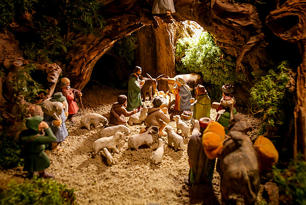 OBRAZEM: Sto padesát postaviček, hrad i koněspřežka. To je Rouhův betlém