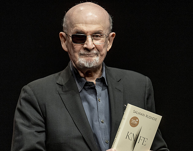 KNIHY ROKU: Rushdie téměř stoprocentní, propadl Formánkův Zamilovaný p(r)outník