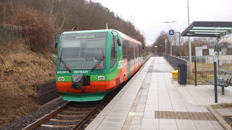 V Rakovníku vykolejil vlak. Provoz na trati stojí, na místě probíhá vyšetřování