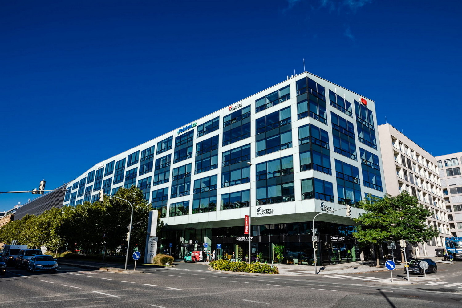 Hledáte nový vůz? Prozkoumejte prémiové autosalony na interaktivní mapě rohanskenabrezi.cz