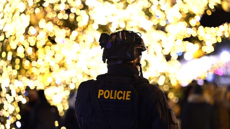 Chlapec ze Sokolovska přišel o všechny prsty na ruce. Utrhl mu je výbuch pyrotechniky