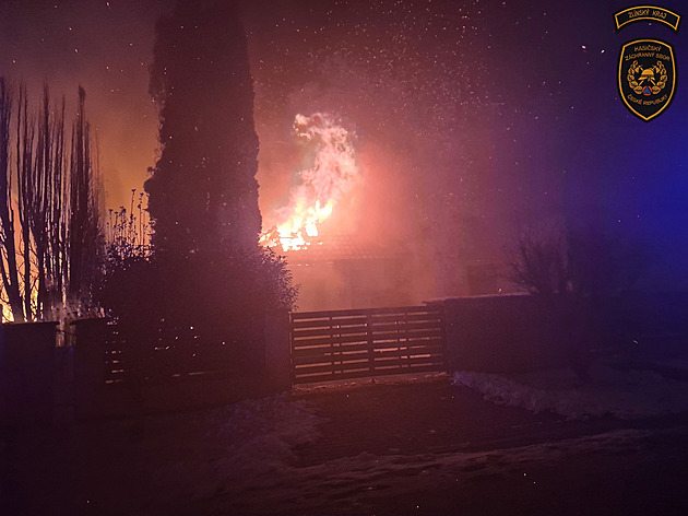 Požár rodinného domu v Kroměříži. Hasiči vynesli dva zraněné, zasahoval vrtulník