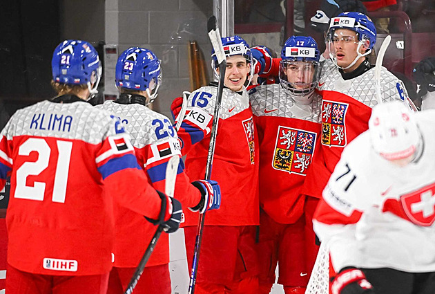 Česko - Švýcarsko 6:2. Nejistý start, pak si junioři zastříleli. V semifinále čeká Kanada