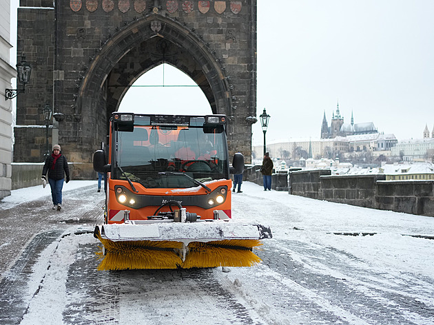 Sníh komplikuje dopravu v Praze a středních Čechách, spoje mají zpoždění
