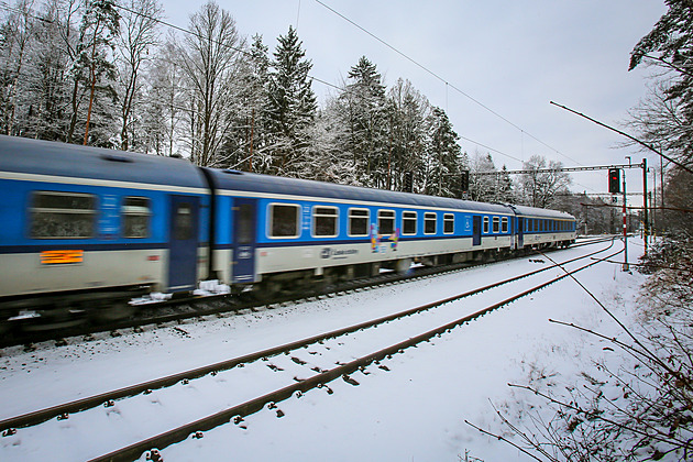 Kaskadérský kousek u České Třebové. Muž si lehl mezi koleje, rychlík mu neublížil