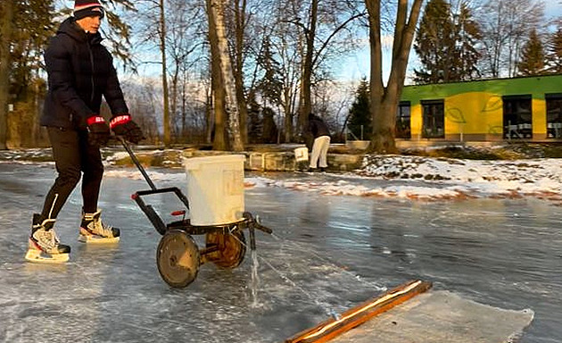 Zázrak z Pardubicka. Místní kutil postavil vlastní rolbu a pobláznil internet