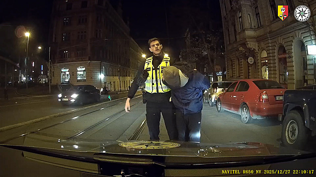 VIDEO: Hlídka přistihla sprejera v akci, útěk mu překazil hbitý policista