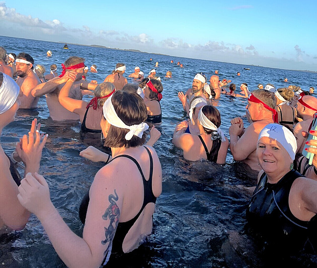 Tři tisíce Norů sebraly Čechům otužilecký Guinnessův rekord. Vencl ho chce zpět