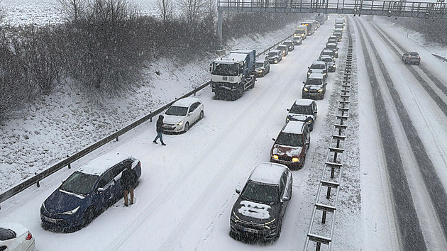 Vydatné sněžení už způsobilo desítky nehod, řada klíčových silnic stojí