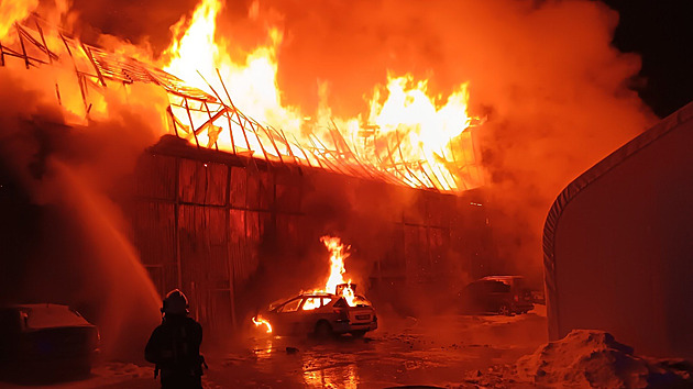 Od požáru auta vzplála na jihu Čech skladová hala s papírem, škoda je 19 milionů