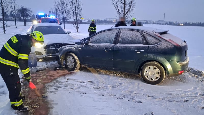 ON-LINE: Ledovka ochromila Česko. Vlaky stojí, silnice a chodníky kloužou. Problémy má i letiště