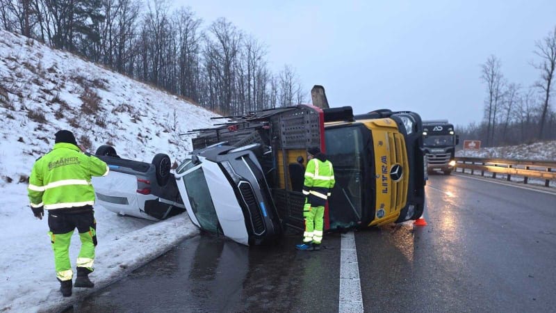 ON-LINE: Česko ochromila ledovka. Přibývá nehod i zraněných, záchranáři aktivovali traumaplán