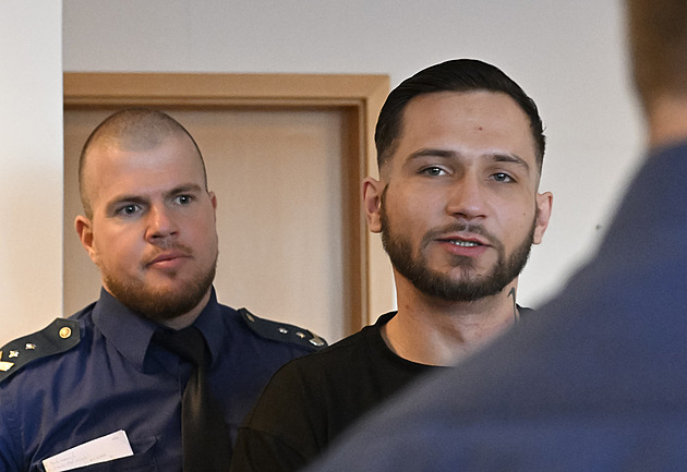 Zapálil bar a s úsměvem odešel, líčil svědek. Podle znalce nemá obžalovaný soucit