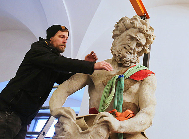 Praha vrátila Samsona. Originál sochy už je zase na radnici v Budějovicích