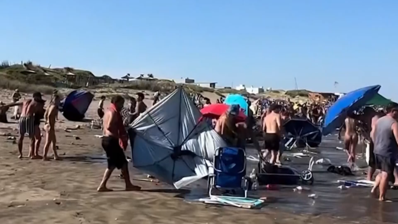 Neštěstí na oblíbené pláži: Náhlá meteotsunami v Argentině smetla desítky lidí, ukazují záběry