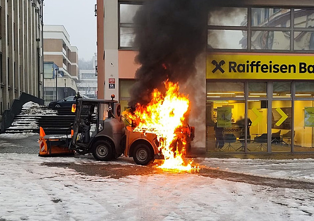 V centru Ústí vzplál sypač. Řidič stihl vyskočit, žár rozbil výlohu banky