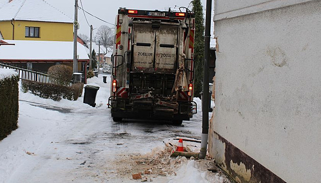 Řidič popelářského auta nezvládl couvání a urazil roh domu, škoda je čtvrt milionu