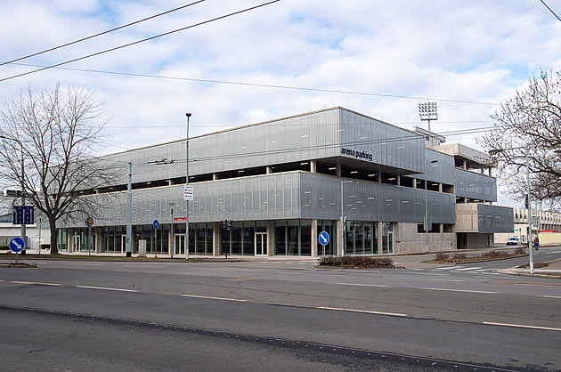 Souběh velkých akcí hrozí dopravním kolapsem. Pardubická policie apeluje na diváky