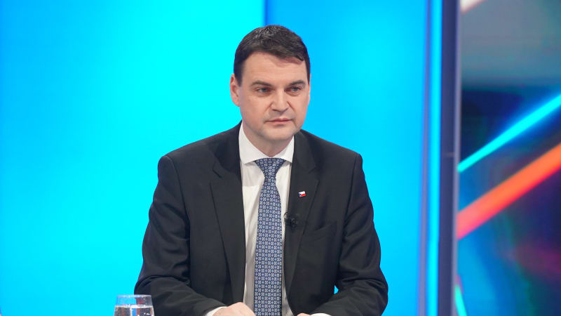 Údajný spolužák Macinky nabízí nechutné kompro. Naprostý blud, reaguje ministr